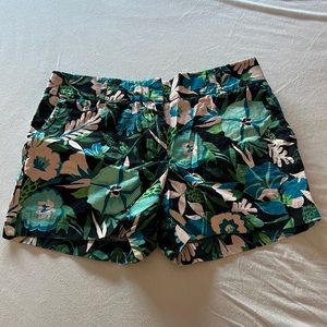 Flower printed shorts with front and back pockets